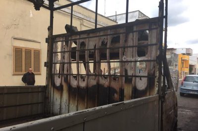 Notte di fuoco a Campi Salentina: incendio distrugge furgone - Corriere Salentino
