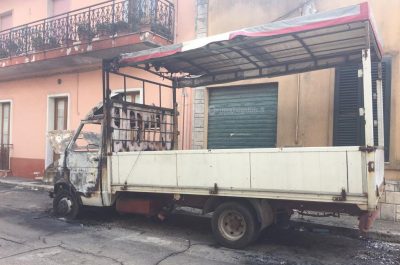 Notte di fuoco a Campi Salentina: incendio distrugge furgone - Corriere Salentino