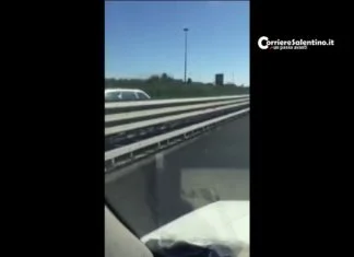 Il video che impazza sul web. Come un proiettile impazzito tra le macchine in controsenso sulla Maglie-Lecce: sfiorata la tragedia
