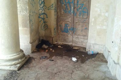 Sgomberato il monumento dei caduti di piazza Italia, Guido: "Situazione igienico sanitaria insostenibile" - Corriere Salentino