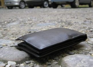 Trova per terra un portafoglio con 300 euro e lo restituisce: il gesto dell’operatore ecologico dall’animo onesto