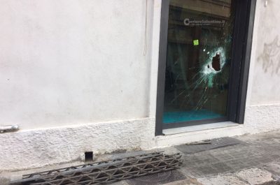Spaccata in gioielleria in pieno centro: gli agenti sparano, i ladri scappano - Corriere Salentino