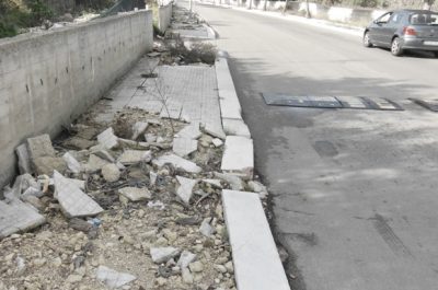 Lecce marciapiedi dissestati, buche, dislivelli e asfalto rovinato, pedoni a rischio - Corriere Salentino