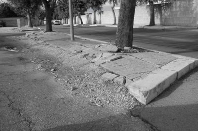 Lecce marciapiedi dissestati, buche, dislivelli e asfalto rovinato, pedoni a rischio - Corriere Salentino