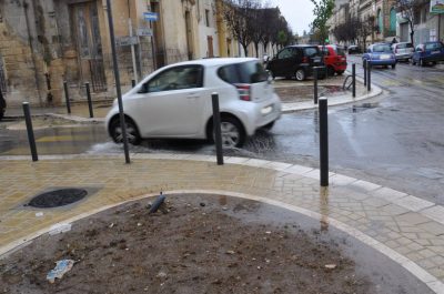 Piove a Lecce, via Leuca è un lago. D'Agata: "Lavori fatti non a regola d'arte" - Corriere Salentino