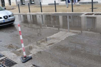 Lecce, basta un po' di pioggia e la buca diventa un cratere - Corriere Salentino