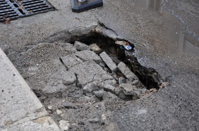 Lecce, basta un po' di pioggia e la buca diventa un cratere - Corriere Salentino