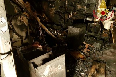 Fiamme nel deposito, salvata un’anziana inquilina del piano superiore - Corriere Salentino