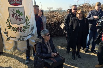 Novoli, la Festa della vite apre le celebrazioni che culmineranno nella Focara: la prima fascina posata da una novolese figlia di un emigrato - Corriere Salentino