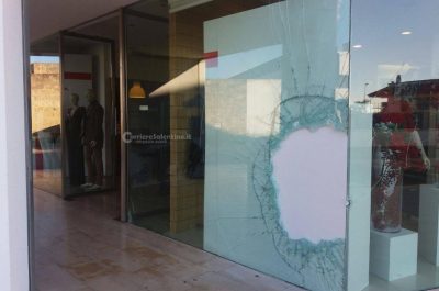 Spaccata nel negozio di vestiti con l'auto rubata in aeroporto: furto nella notte a Racale - Corriere Salentino