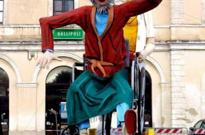 Capodanno di Gallipoli: l'esplosione dei Pupi di cartapesta daranno il via al concertone - Corriere Salentino