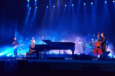 'Love life peace': Raphael Gualazzi conquista il pubblico del Politeama Greco di Lecce - Corriere Salentino