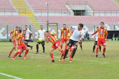 Il Lecce vince per 3-0 sul campo del Messina e torna primo da solo - Corriere Salentino