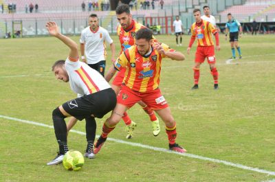 Il Lecce vince per 3-0 sul campo del Messina e torna primo da solo - Corriere Salentino