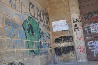 Vandali scatenati in via Leuca: muri, saracinesche e portoni della scuola imbrattati con lo spray - Corriere Salentino