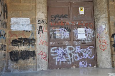 Vandali scatenati in via Leuca: muri, saracinesche e portoni della scuola imbrattati con lo spray - Corriere Salentino