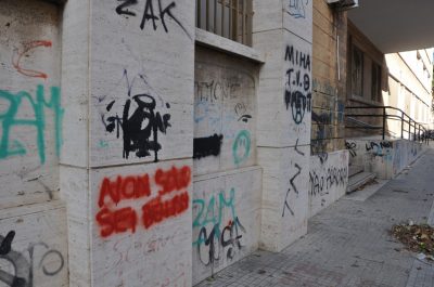 Vandali scatenati in via Leuca: muri, saracinesche e portoni della scuola imbrattati con lo spray - Corriere Salentino