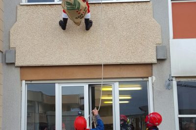 Sorpresa per i bambini della Pediatria del Fazzi: i doni arrivano dal cielo grazie a vigili del fuoco-supereroi - Corriere Salentino