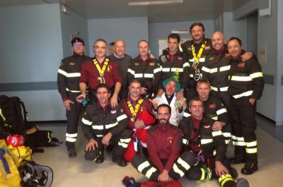 Sorpresa per i bambini della Pediatria del Fazzi: i doni arrivano dal cielo grazie a vigili del fuoco-supereroi - Corriere Salentino
