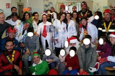 Sorpresa per i bambini della Pediatria del Fazzi: i doni arrivano dal cielo grazie a vigili del fuoco-supereroi - Corriere Salentino