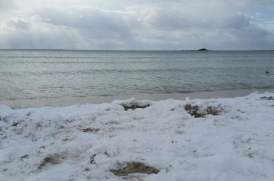 Cartoline dal Salento imbiancato: dai pupazzi di neve al Carlo V al manto bianco in riva al mare - Corriere Salentino