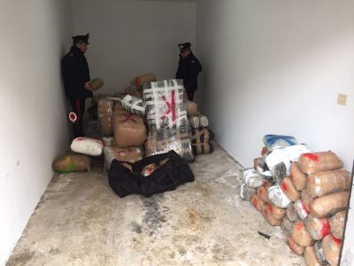 Sette quintali di marijuana abbandonati sulla spiaggia: è caccia agli scafisti - Corriere Salentino