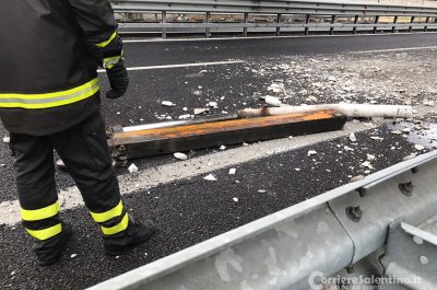 Il tir urta il cavalcavia, piovono calcinacci sulla statale - Corriere Salentino