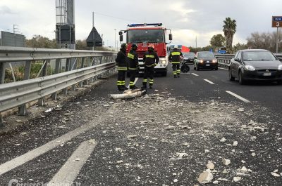 Il tir urta il cavalcavia, piovono calcinacci sulla statale - Corriere Salentino