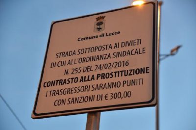Cartelli stradali “antiprostituzione” nei pressi della stazione di Lecce. D'Agata: "Danno d’immagine per il quartiere" - Corriere Salentino