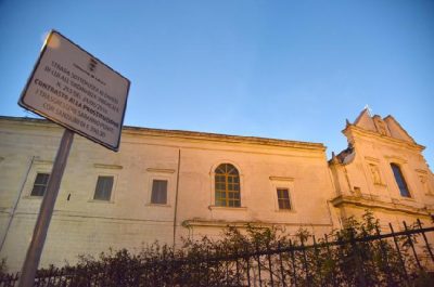 Cartelli stradali “antiprostituzione” nei pressi della stazione di Lecce. D'Agata: "Danno d’immagine per il quartiere" - Corriere Salentino