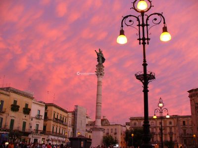 Alla scoperta del Salento: La colonna di Sant’ Oronzo, per proteggere dall’alto la città - Corriere Salentino