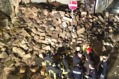 Crollo di un'abitazione a Taurisano, cumuli di macerie per strada - Corriere Salentino