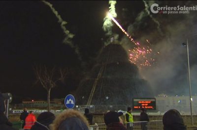 Il grande fuoco della Focara ha riscaldato il Salento: il giorno dell'accensione tra spettacoli e buona musica - Corriere Salentino
