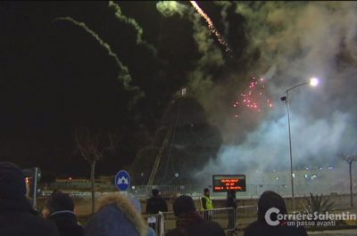 Il grande fuoco della Focara ha riscaldato il Salento: il giorno dell'accensione tra spettacoli e buona musica - Corriere Salentino