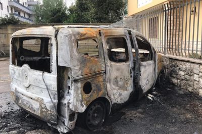 Serata "rovente" in città, tre auto in fiamme: si indaga sulle cause - Corriere Salentino