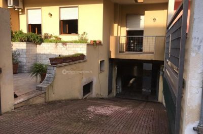 Fiamme in un garage, evacuata la palazzina: danni ai veicoli e allo stabile - Corriere Salentino