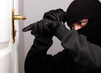 Furto in appartamento, ladri fuggono con pellicce, ori e capi griffati