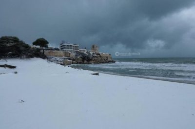 Cartoline dal Salento imbiancato: dai pupazzi di neve al Carlo V al manto bianco in riva al mare - Corriere Salentino