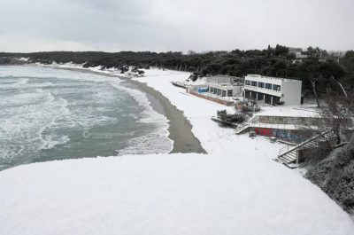 Cartoline dal Salento imbiancato: dai pupazzi di neve al Carlo V al manto bianco in riva al mare - Corriere Salentino