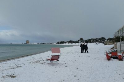 Cartoline dal Salento imbiancato: dai pupazzi di neve al Carlo V al manto bianco in riva al mare - Corriere Salentino