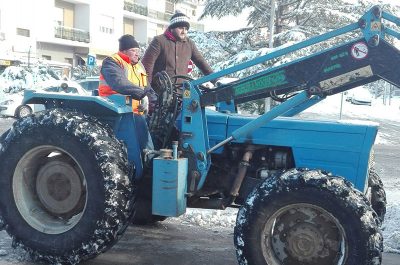 Cartoline dal Salento imbiancato: dai pupazzi di neve al Carlo V al manto bianco in riva al mare - Corriere Salentino