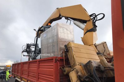 Il tir urta il cavalcavia, piovono calcinacci sulla statale - Corriere Salentino