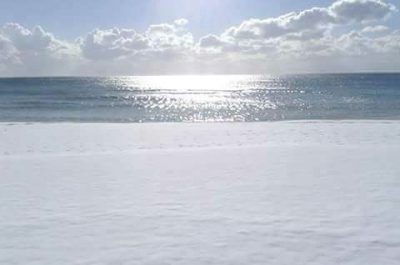 Cartoline dal Salento imbiancato: dai pupazzi di neve al Carlo V al manto bianco in riva al mare - Corriere Salentino