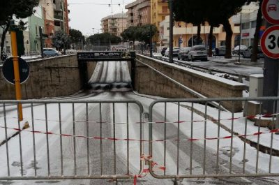 Risveglio sotto la neve per Lecce e provincia, disagi alla circolazione - Corriere Salentino