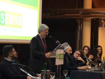 Bagno di folla per D'Alema, bagno di sangue per il Pd: "La scissione non è un dramma". Renzi chiama Emiliano - Corriere Salentino