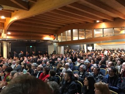 Bagno di folla per D'Alema, bagno di sangue per il Pd: "La scissione non è un dramma". Renzi chiama Emiliano - Corriere Salentino