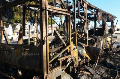 Notte "rovente" nel Salento: a Melissano distrutto un fast food mobile - Corriere Salentino