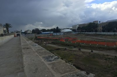 A passeggio sulle Mura urbiche: Giliberti e Messuti spiegano le opportunità per Lecce: "Il centro si ricongiunge con la periferia" - Corriere Salentino