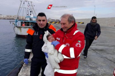 "Sos" dalla nave dei migranti: "Aiutateci". Salvate 91 persone, tra cui una neonata. In manette gli scafisti - Corriere Salentino