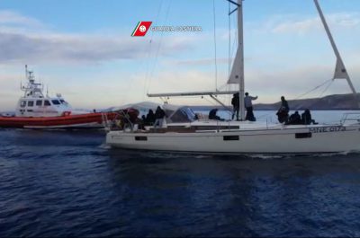 "Sos" dalla nave dei migranti: "Aiutateci". Salvate 91 persone, tra cui una neonata. In manette gli scafisti - Corriere Salentino